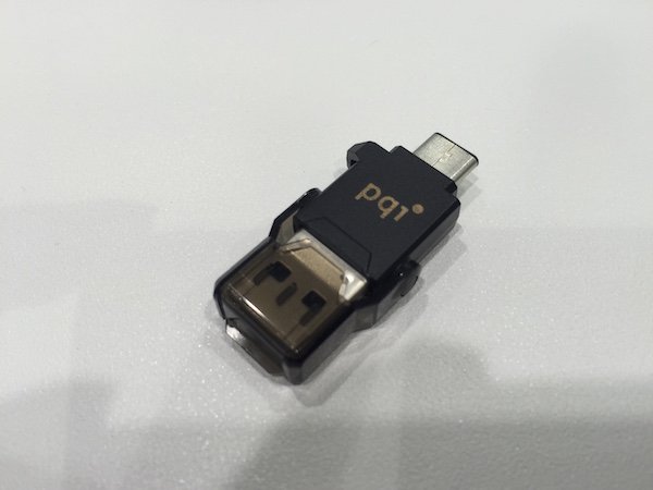 ▲USB Type-C 是今、明兩年的周邊新貴，PQI 推出多 USB Type-C 產品，這個 USB 是採用雙頭設計、用 Micro-SD 卡的儲存器，以往也有類似設計，只是供手機用的是Micro-USB插頭。