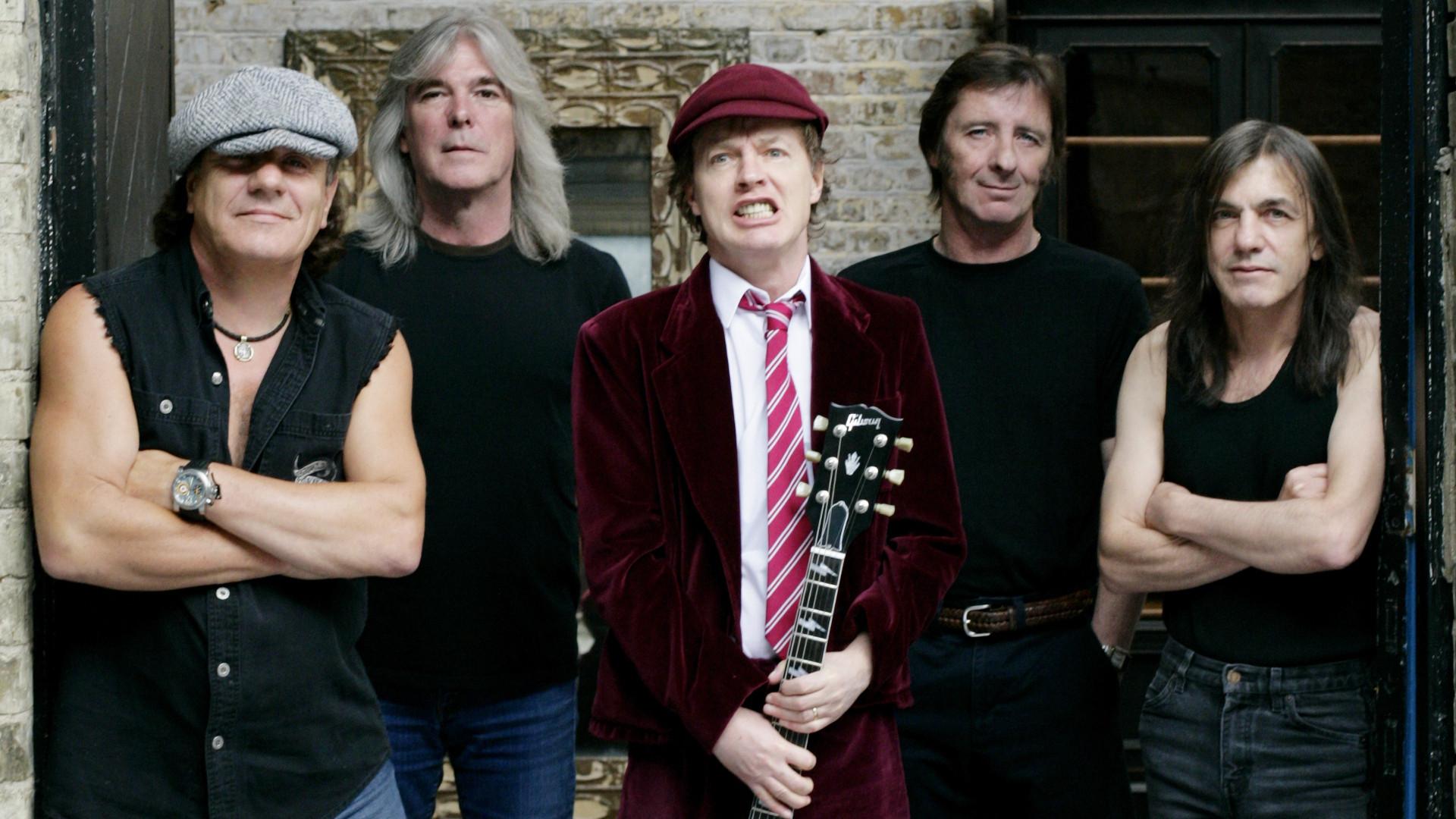 apple-music-acdc-first-time-streaming-music_01