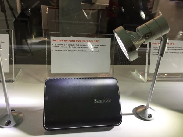 ▲4K 攝錄愈趨普及，但4K 影片十分佔空間，Sandisk 推出兩款針對提升影片存讀速度的 SSD，這是其中一款的 Extrene 900 Portable SSD。