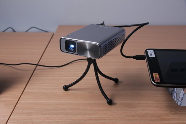 ▲ASUS展出可以直接用Micro-USB連接手機的小型投影機。