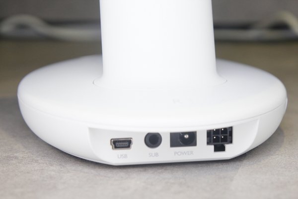 ▲可以以USB、光纖輸入音訊，最右為接駁左聲道喇叭插口。