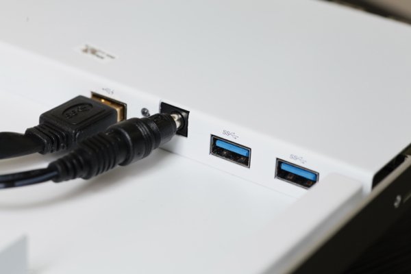 ▲暗格內有是連接電腦的USB 3.0插口、USB Hubs 的 2個USB 3.0及供電線插口。