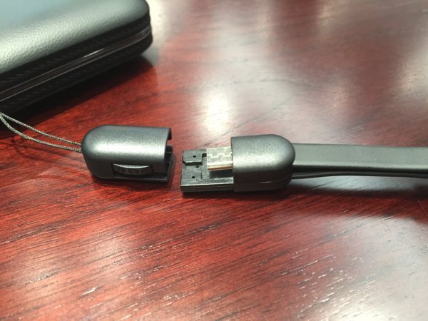 ▲手繩其實是USB 線，不怕忘記帶線。