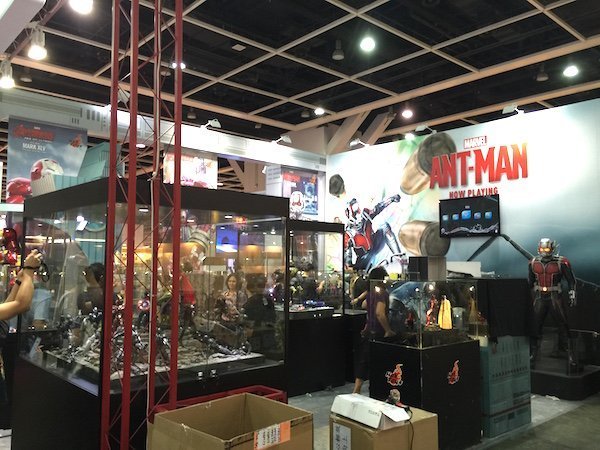 ▲Hot Toys 用最新的 Marvel 英雄電影 Ant-Man 做攤位背景板。