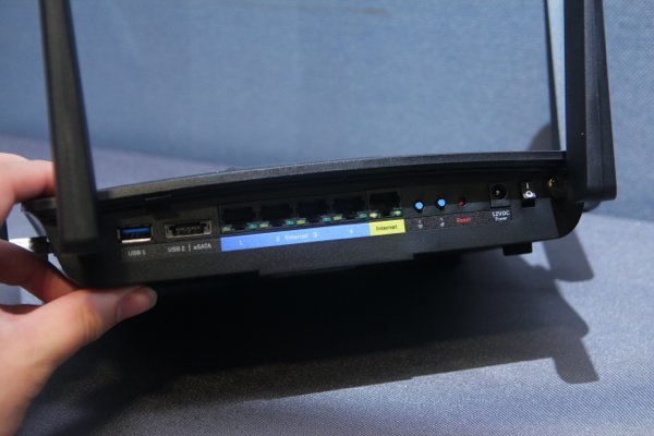 ▲EA8500 有USB 3.0、eSATA（USB 2.0共用）、1 個 LAN 輸入及 4 個 LAN輸出。