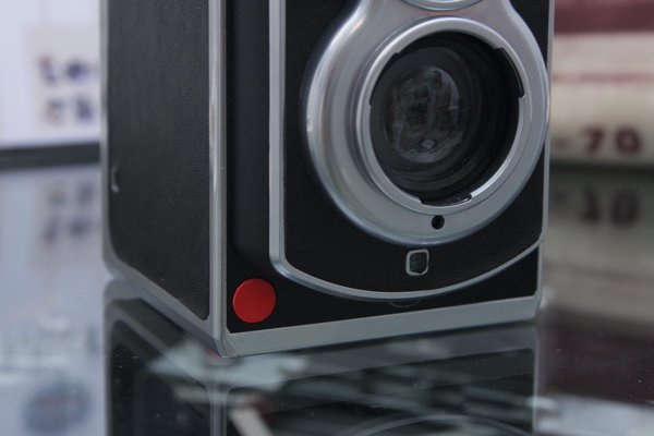 ▲紅色是快門掣，用紅色是向第一台即影即有相機 SX-70 致敬。