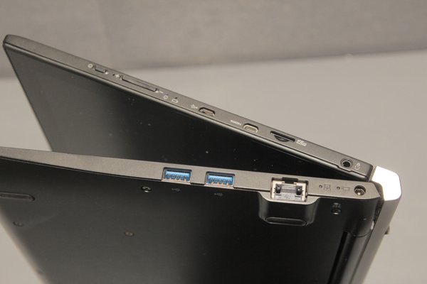 ▲右邊有 LAN 及兩個 USB 3.0 插口，而平板部份就有Micro-USB插口及Micro-SD卡槽。