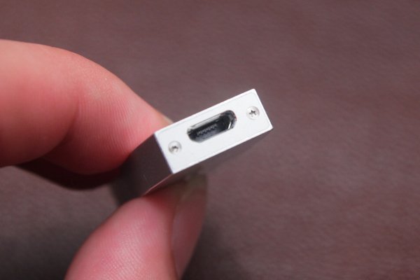 ▲另一邊是 Micro-USB 插口。