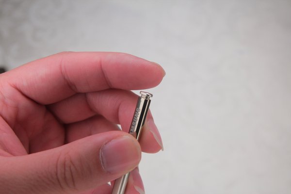 ▲S-Pen 按一按筆頂，就可以像原子筆彈出拉筆的卡位。