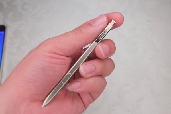 ▲S-Pen 比以往的略為粗大，提筆更舒適。