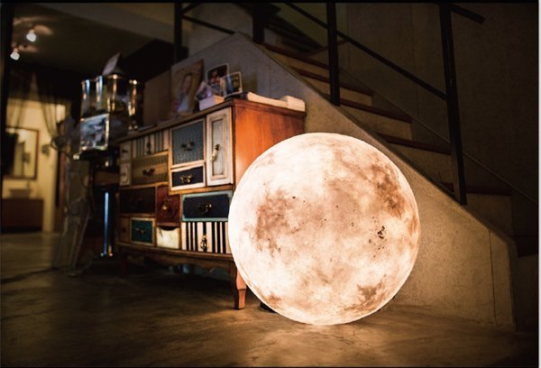  ▲ 大尺寸的 Luna 可以當成擺設燈飾。