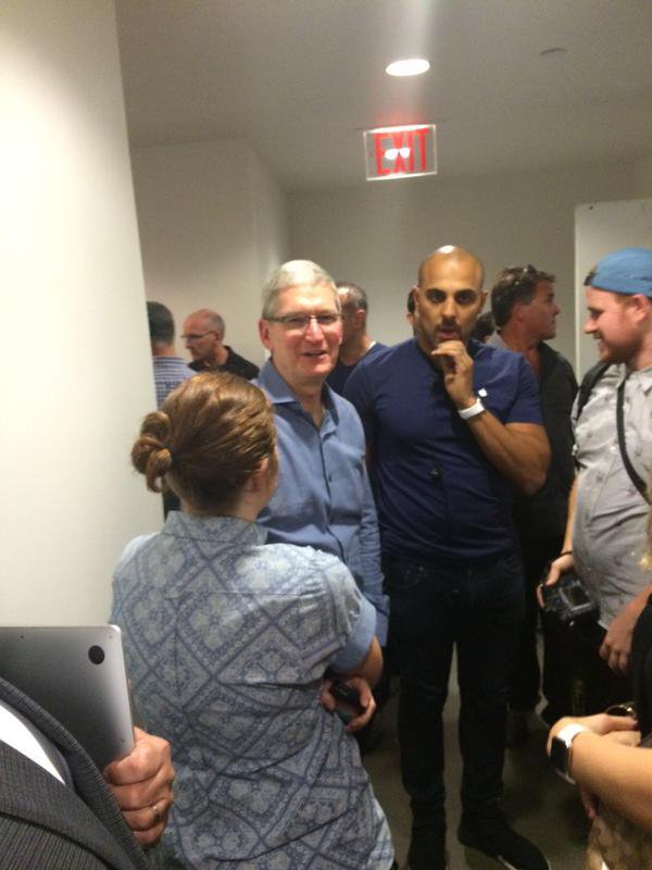 tim-cook-in-fifth-ave-apple-store_02