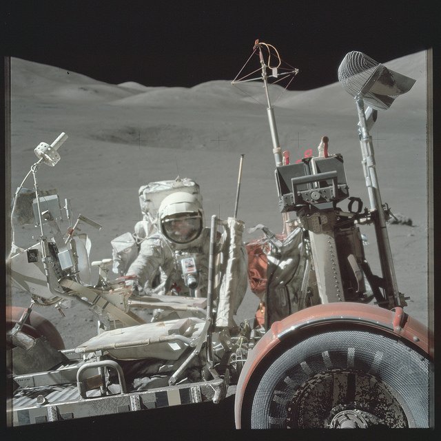 ▲太空人上月球車準備探索月面