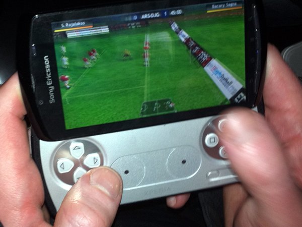 xperia-play-playing