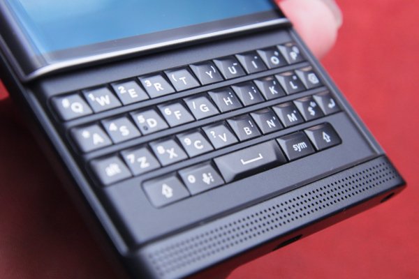 ▲推開滑蓋就能使用四行鍵盤，但和歷代 Blackberry 比，按鍵不夠立體