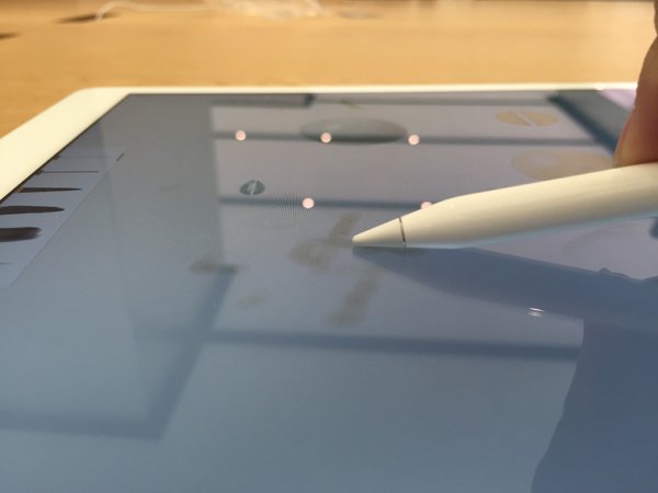 ▲一般觸控筆，傾斜約45度已經用不到，但Apple Pencil 即使筆頭緊貼屏幕亦可繪畫