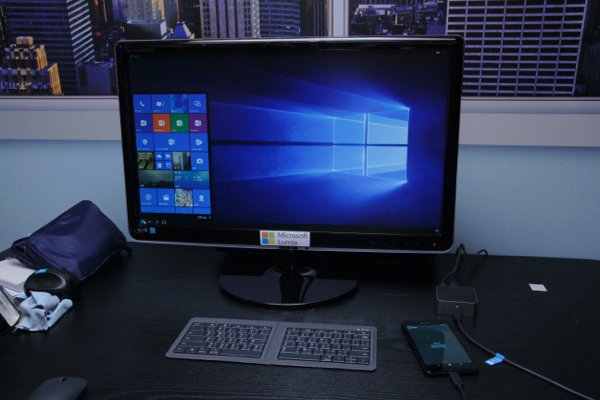 ▲用手機連上 Display Port、屏幕，及用藍牙連線鍵盤，即成為「桌上電腦」