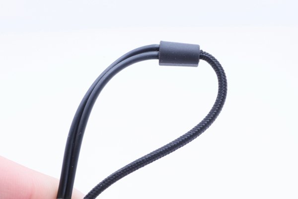 ▲3.5mm 插頭的耳機線用了布質包裹耳機線，而左右耳機線就用了膠包裹