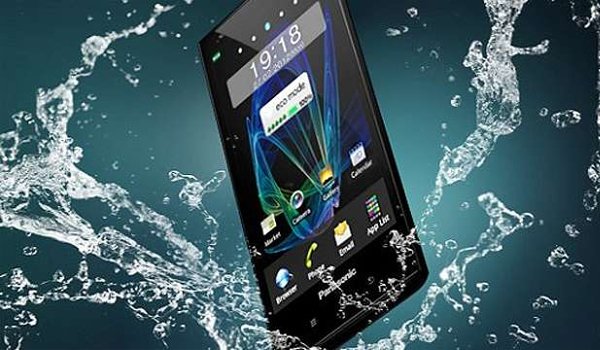 panasonic-eluga-is-a-waterproof-dustproof-smartphone-1