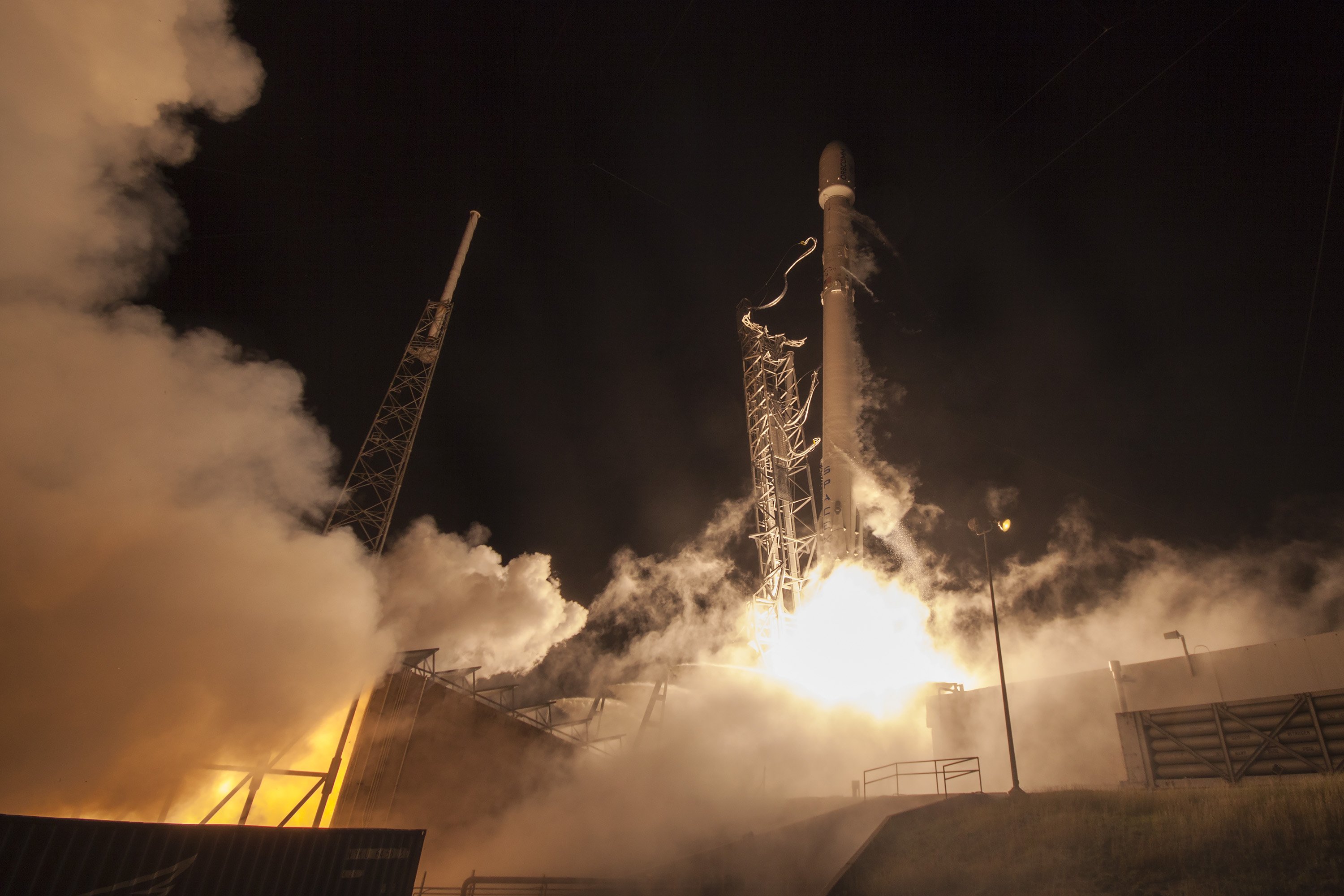 space releases hd photo of falcon 9 mission 04