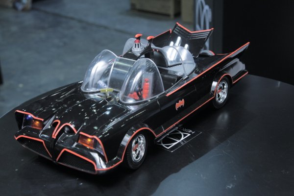 ▲另有這款復刻版蝙蝠車，不單是模型，更是一個藍牙喇叭，而且有通話功能！