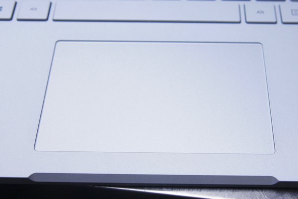 ▲觸控板和 Macbook Pro大小相約