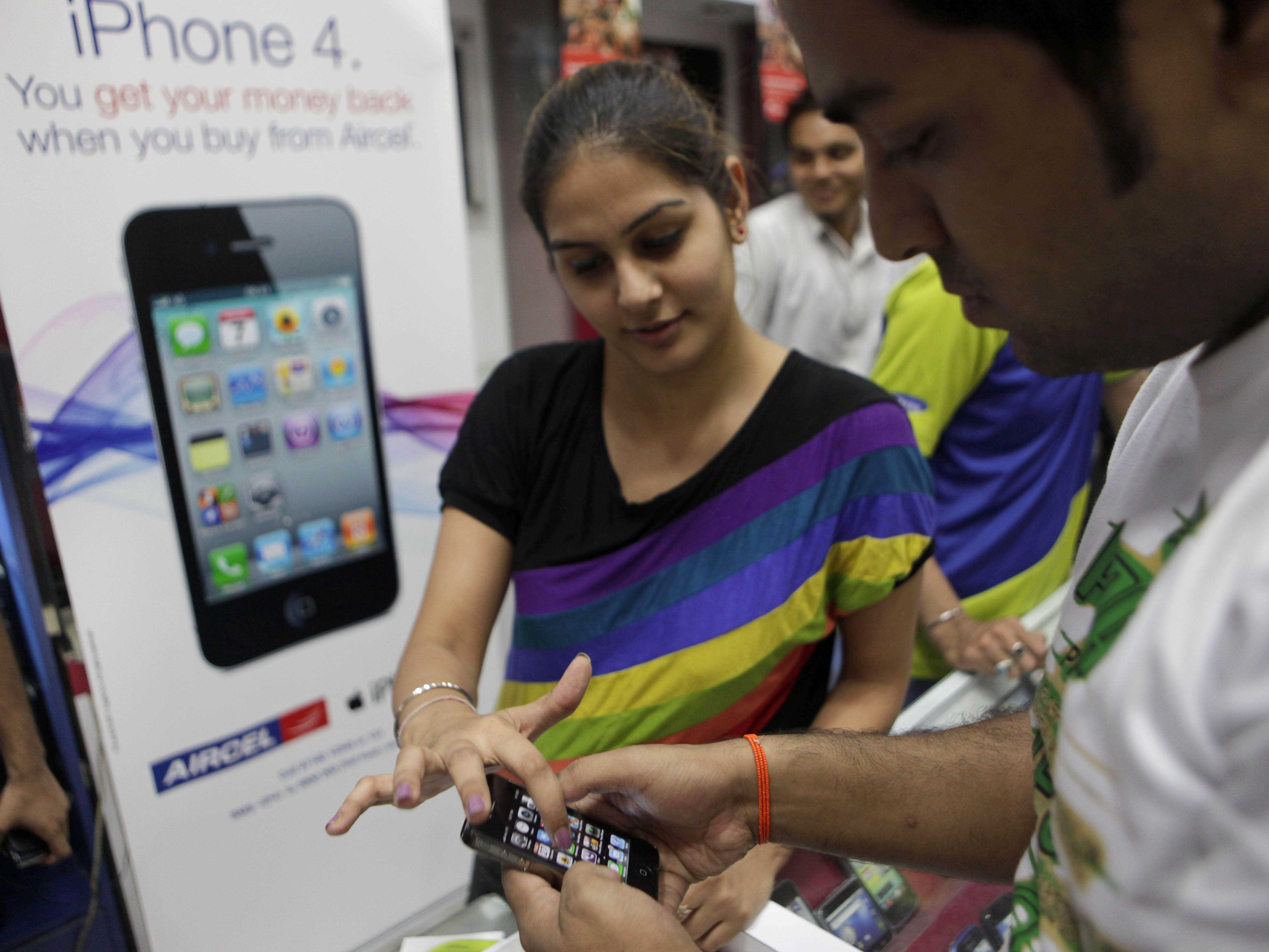 apple reportedly has a radical new plan for india its going to sell the iphone 4 at a low price