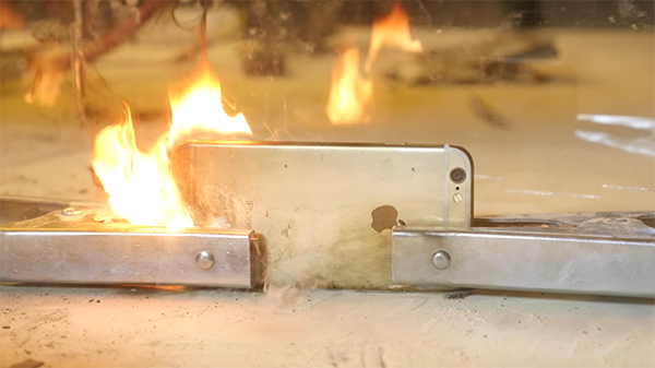 electrocuting-an-iphone-with-6000-amps_03
