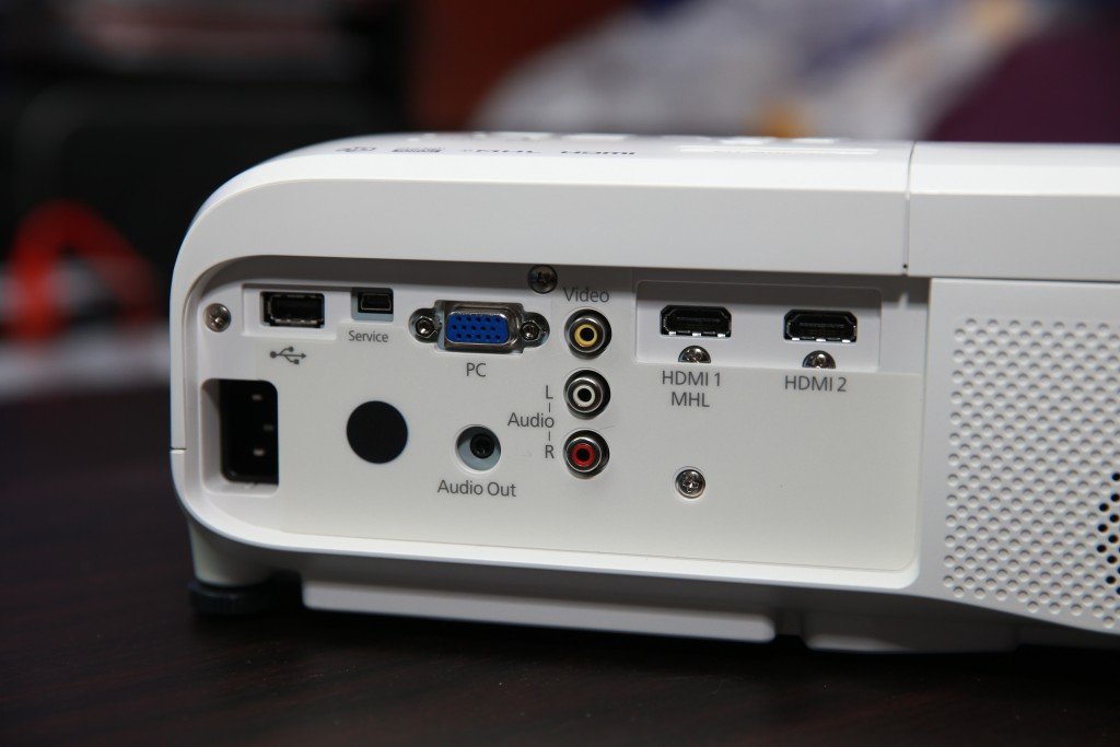 ▲視訊端子相當齊，其中一個HDMI 插口支援 MHL，可直接駁上手機、平板電腦作為訊源