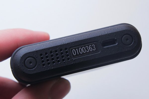 ▲ 機底的Micro-USB 插口，除了充電外，待2月韌體更新後，可把它變成電腦 USB-DAC 