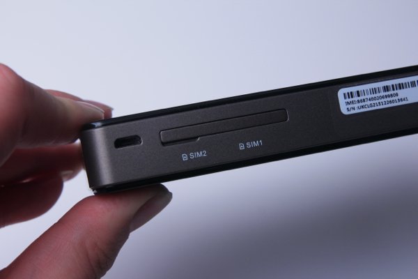 ▲如果不用 GlocalMe 的數據，它也有 2 個SIM 卡槽，可當成普通Pocket Wi-Fi 使用