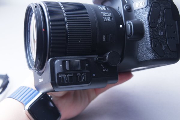 ▲最新的 EF-S 18-135mm f/3.5-5.6 IS USM 套裝鏡頭及另購的「電動變焦轉接器PZ-E1」配件，暫時可以在 80D 上遙控變焦