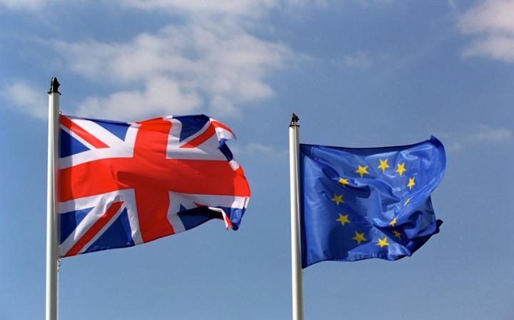 89109310 ARA92B A United Kingdom flag flying next to a European Union flag large transqVzuuqpFlyLIwiB6NTmJwfSVWeZ vEN7c6bHu2jJnT8