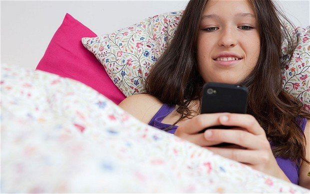 5-ways-to-stop-sleeping-with-your-phone_01
