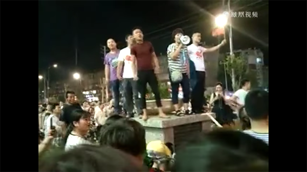 patriotic protesters call apple iphone must leave from china 00
