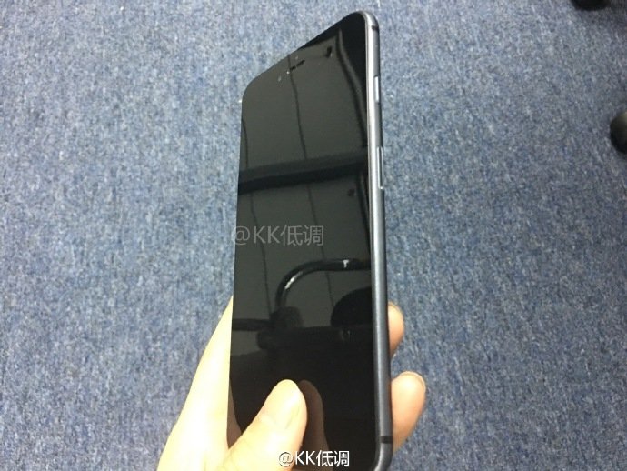 iphone-7-space-black-more-leaked-photos_01