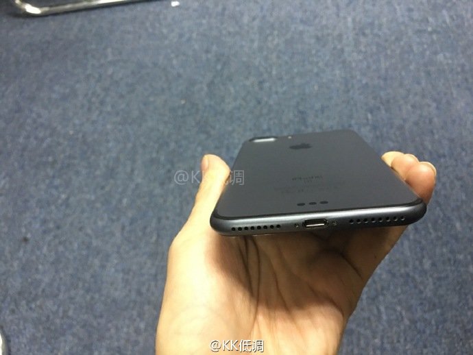 iphone-7-space-black-more-leaked-photos_03