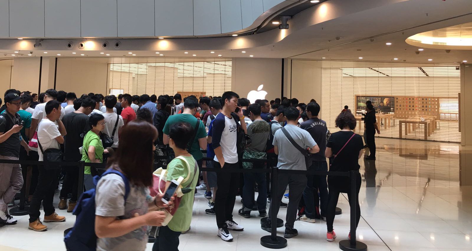 apple apm hong kong opening queue 00