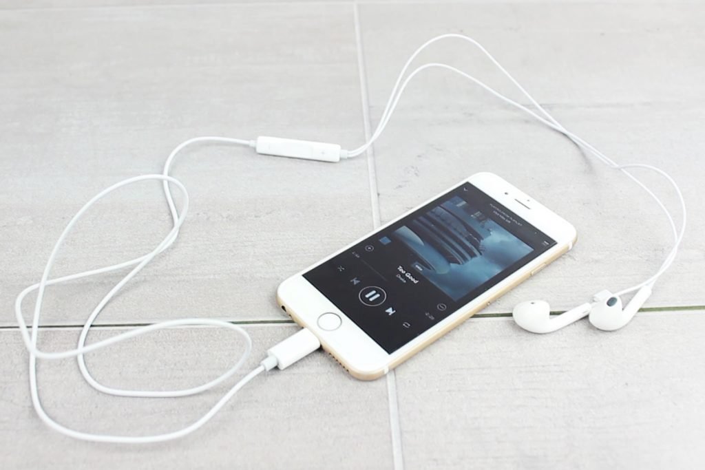 iphone-7-lightning-earphones-earpods-leak-0