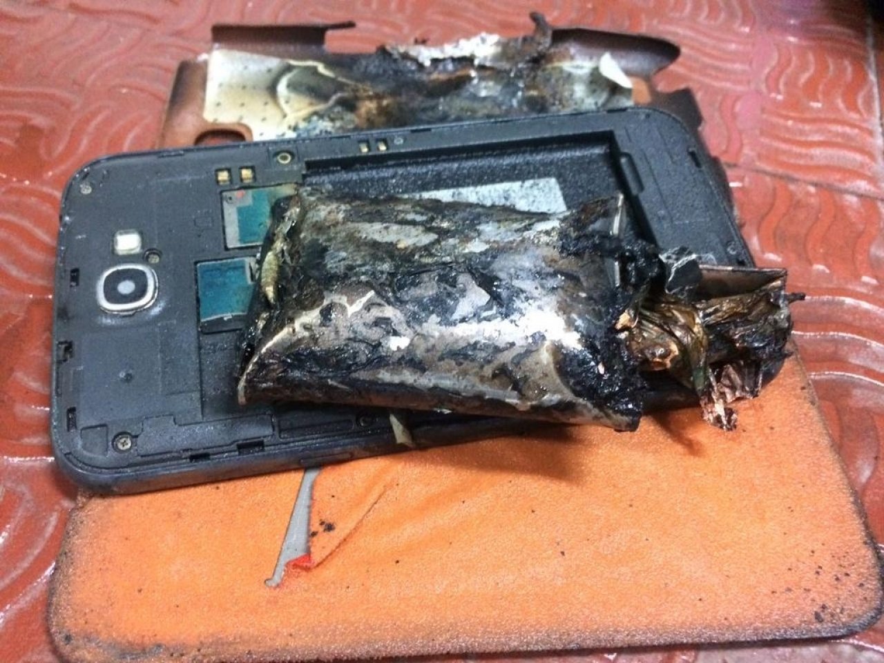 Почему взрываются аккумуляторы. Samsung Galaxy Note 7 взрывается. Самсунг ноут 10 взорвался. Сгорел смартфон. Взорвался аккумулятор телефона.