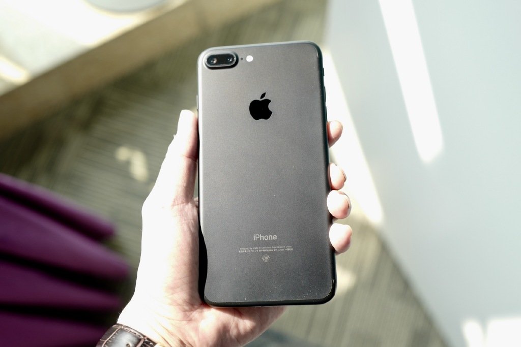 why-iphone-7-jet-black-needs-a-case_02