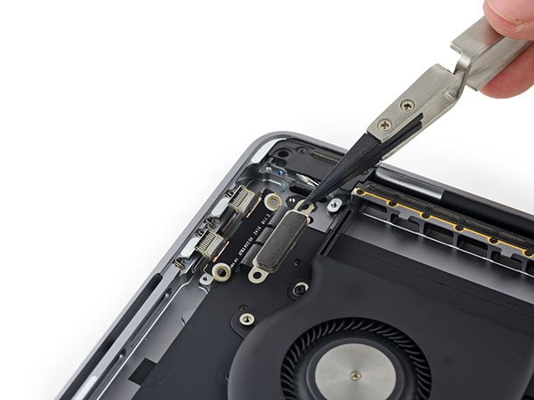 ifixit-macbook-pro-with-touch-bar-teardown_06
