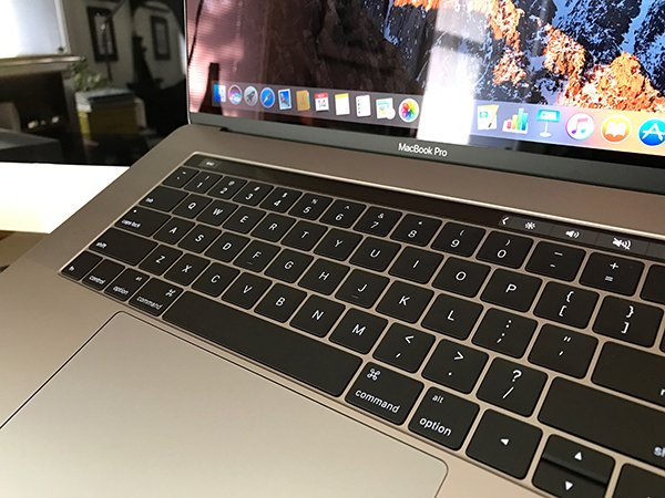 macbook-pro-with-touch-bar-delivery_03