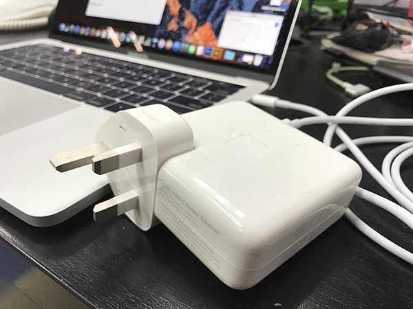 many-ex-battery-plug-in-macbook-pro-by-usb-c_01