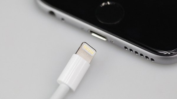poor quality lightning cable 00