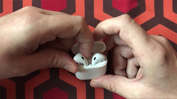 how to pull out airpods rightly 01