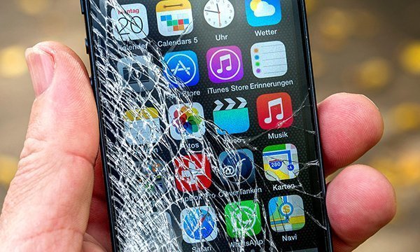 woman crash t mobile because no iphone replacement 00