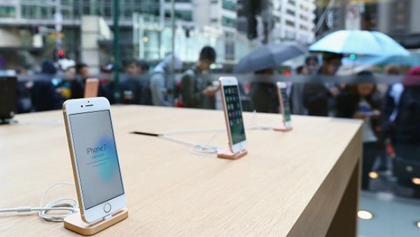 apple store thief crew security cables to steal iphone 00