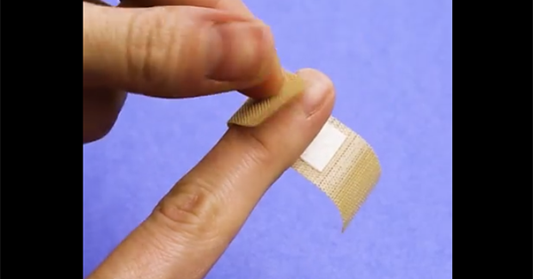 right way to use adhesive bandage 00