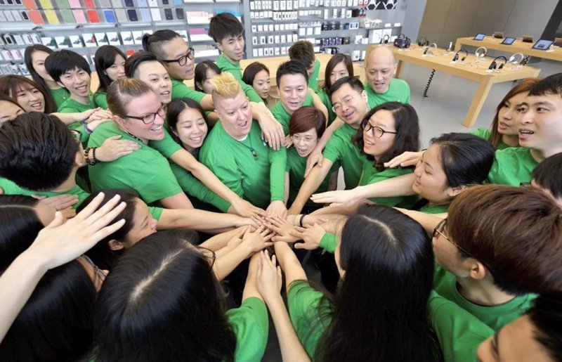 apple store staff turn green on 40th april 01
